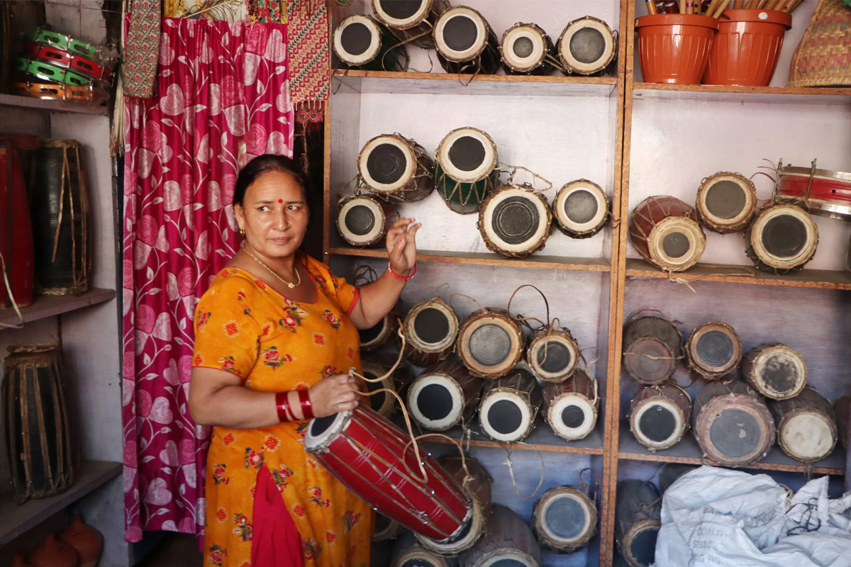 बिक्री हुन छाडे मादल, व्यवसाय संकटमा