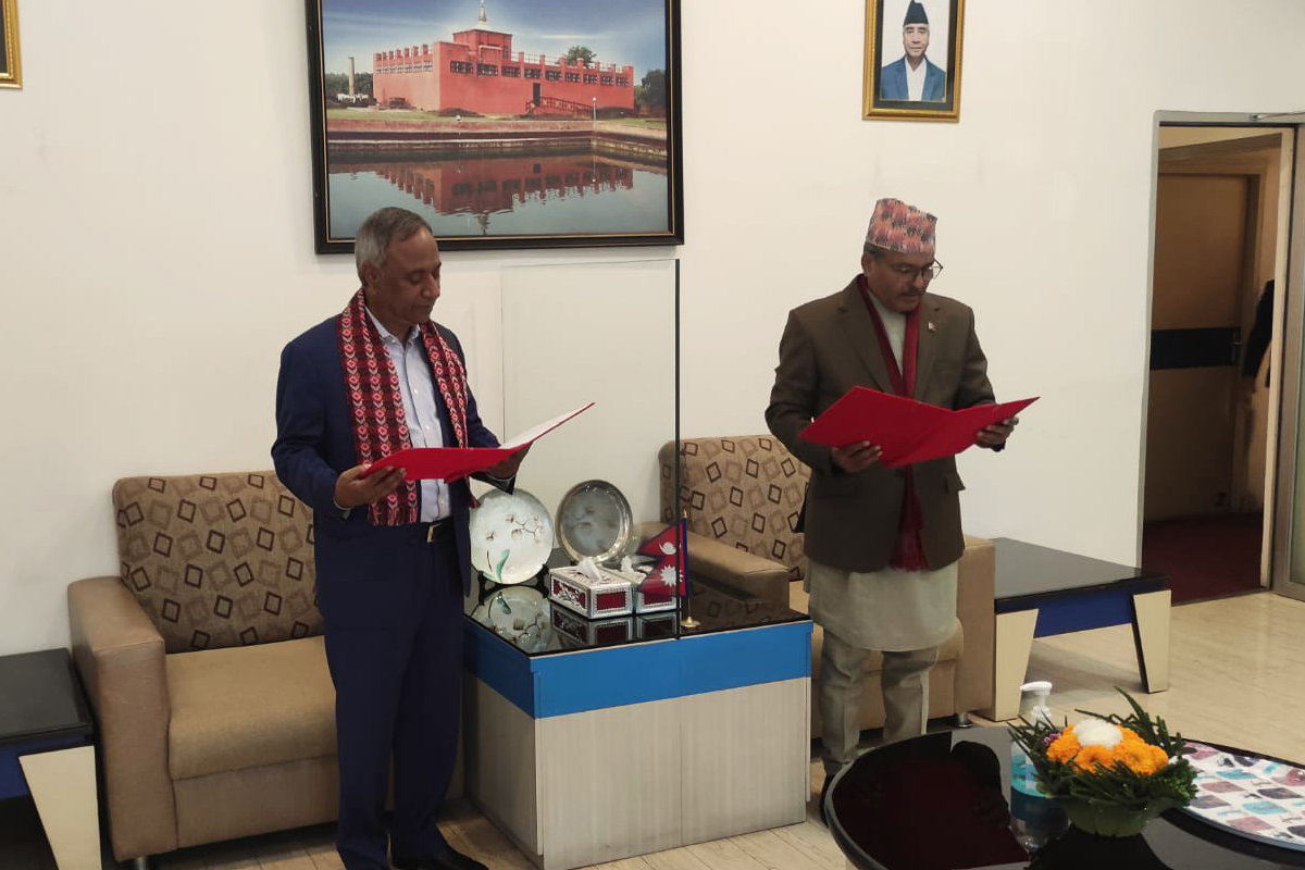 माछापुच्छ्रे बैंकका नवनियुक्त अध्यक्ष महतोले गरे शपथग्रहण