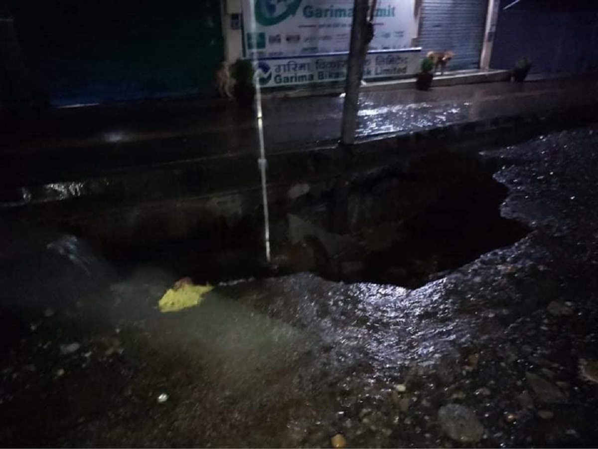 पोखराको महेन्द्रपुल क्षेत्रको सडकमा भ्वाङ पर्‍यो, सेती किनारका बस्ती जोखिममा