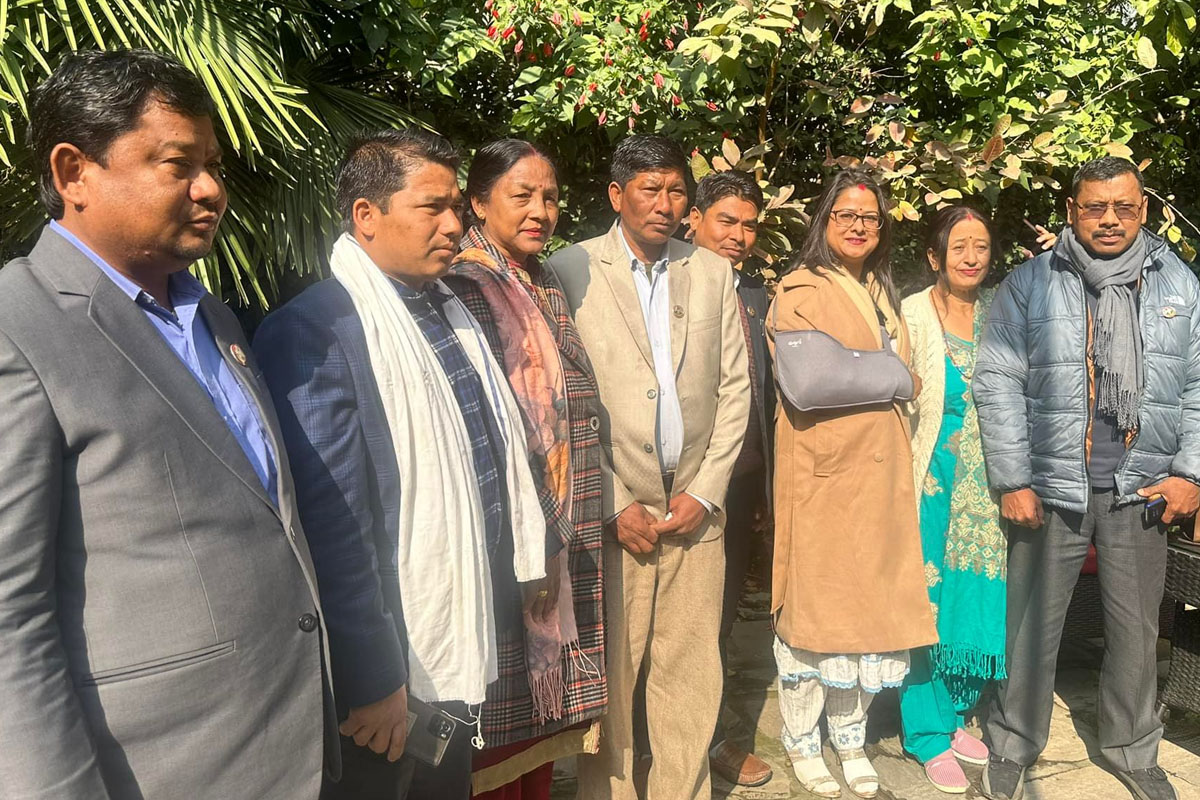 नागरिक उन्मुक्तिका सांसदलाई रेशमले नियन्त्रणमा राखेपछि मुख्यमन्त्री रावलले विश्वासको मत नपाउने पक्का