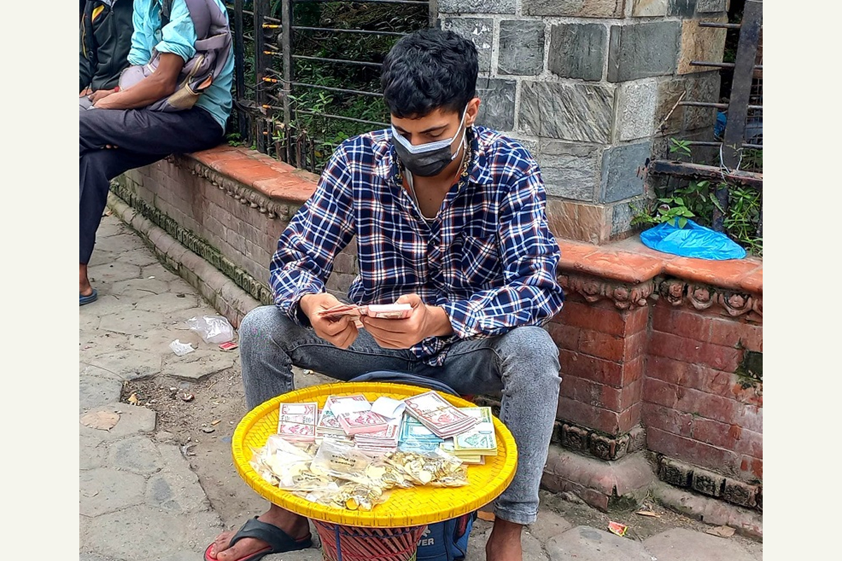 नयाँ नोटको बन्डल लिन नसक्नेलाई फुटपाथको भर, राष्ट्र बैंक भन्छ– गैरकानुनी