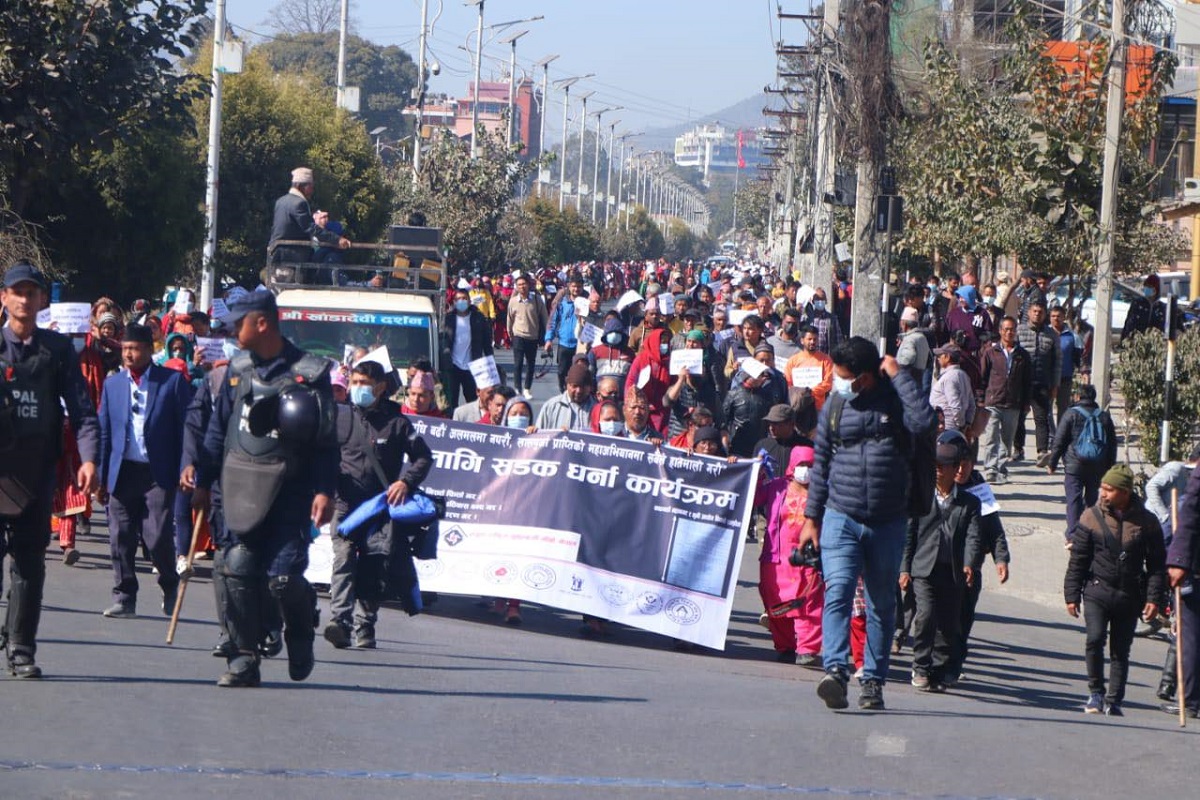 महानगरविरुद्ध सुकुम्बासीको प्रदर्शन [तस्बिरहरु]