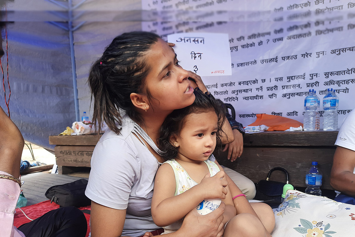 दूधे बालक च्यापेर अनशन बसेकी निहारिका भन्छिन्- त्यस दिनदेखि छोरा डराइरहन्छ