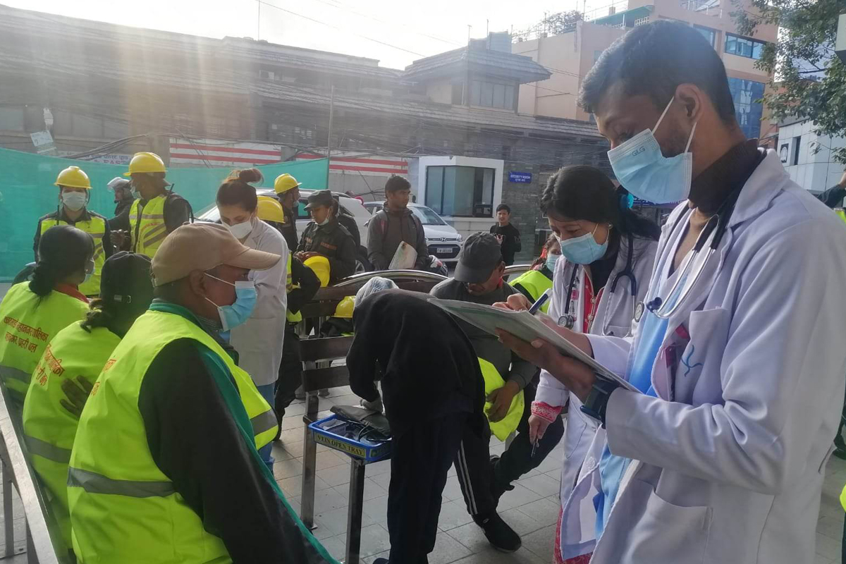 घाइते नगर प्रहरीको अवस्था बुझ्न नर्भिक अस्पताल पुगे बालेन
