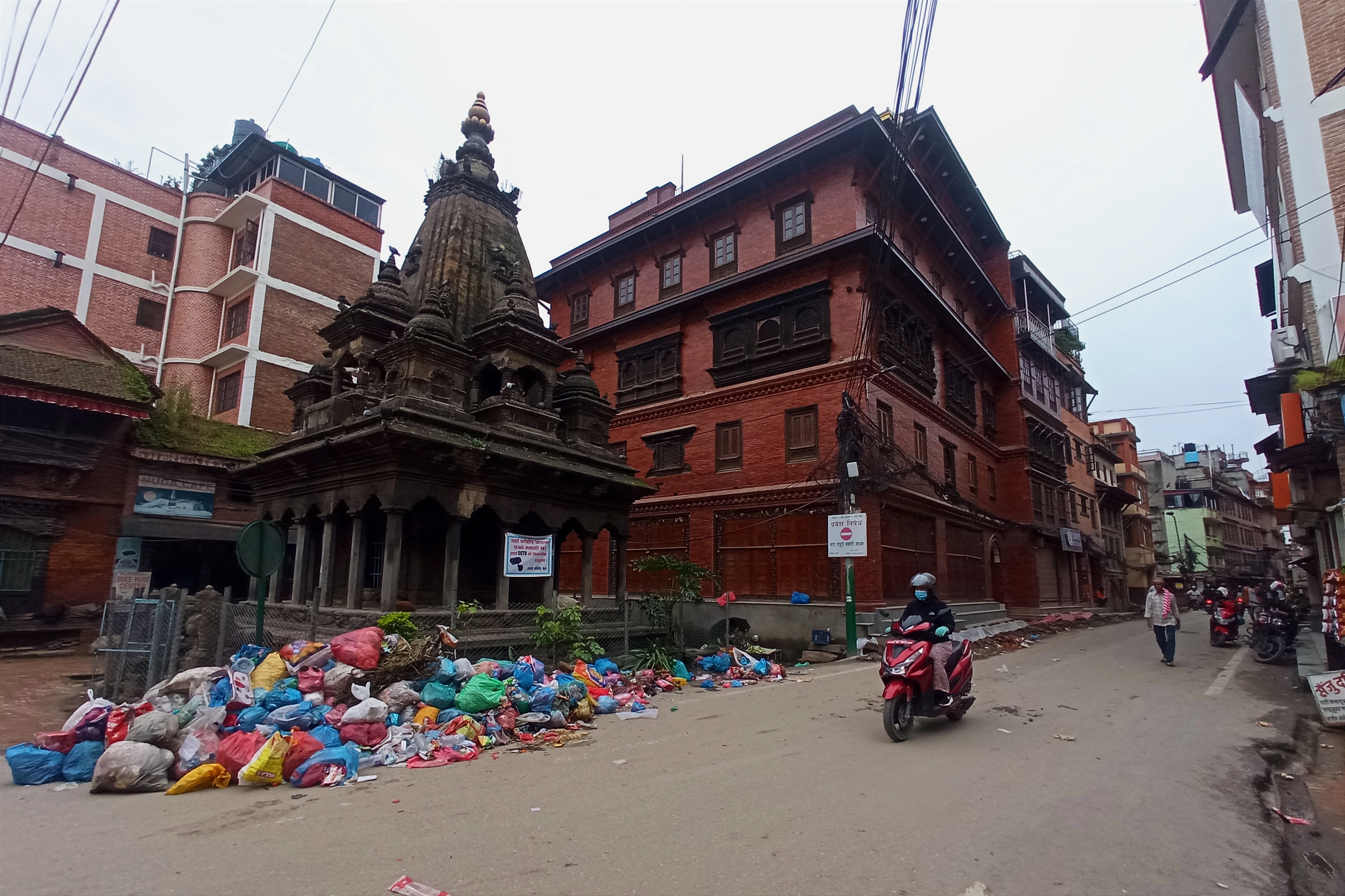 जताततै फोहोरको थुप्रो [तस्बिरहरू]