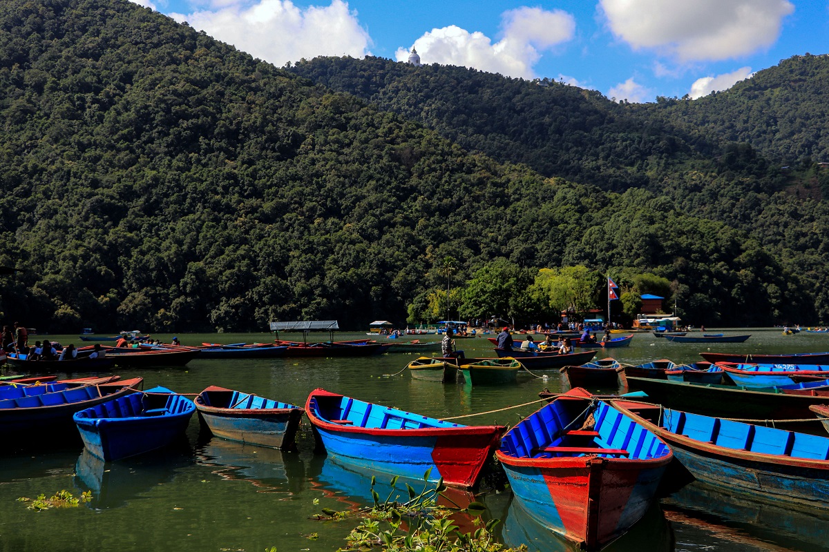 पर्यटकको पर्खाइमा बसेका डुंगा