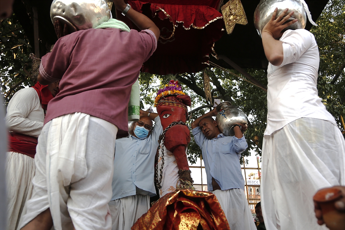 रातो मच्छिन्द्रनाथको मूर्तिलाई महास्नान [फोटो फिचर]