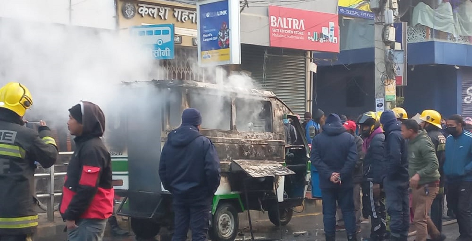 काठमाडौंमा गुडिरहेको टेम्पोमा आगलागी