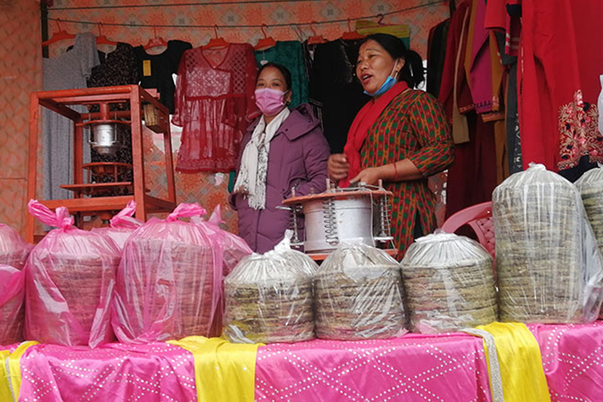 दुना-टपरी बेचेर मासिक २० हजार कमाउँदै दिलकुमारी