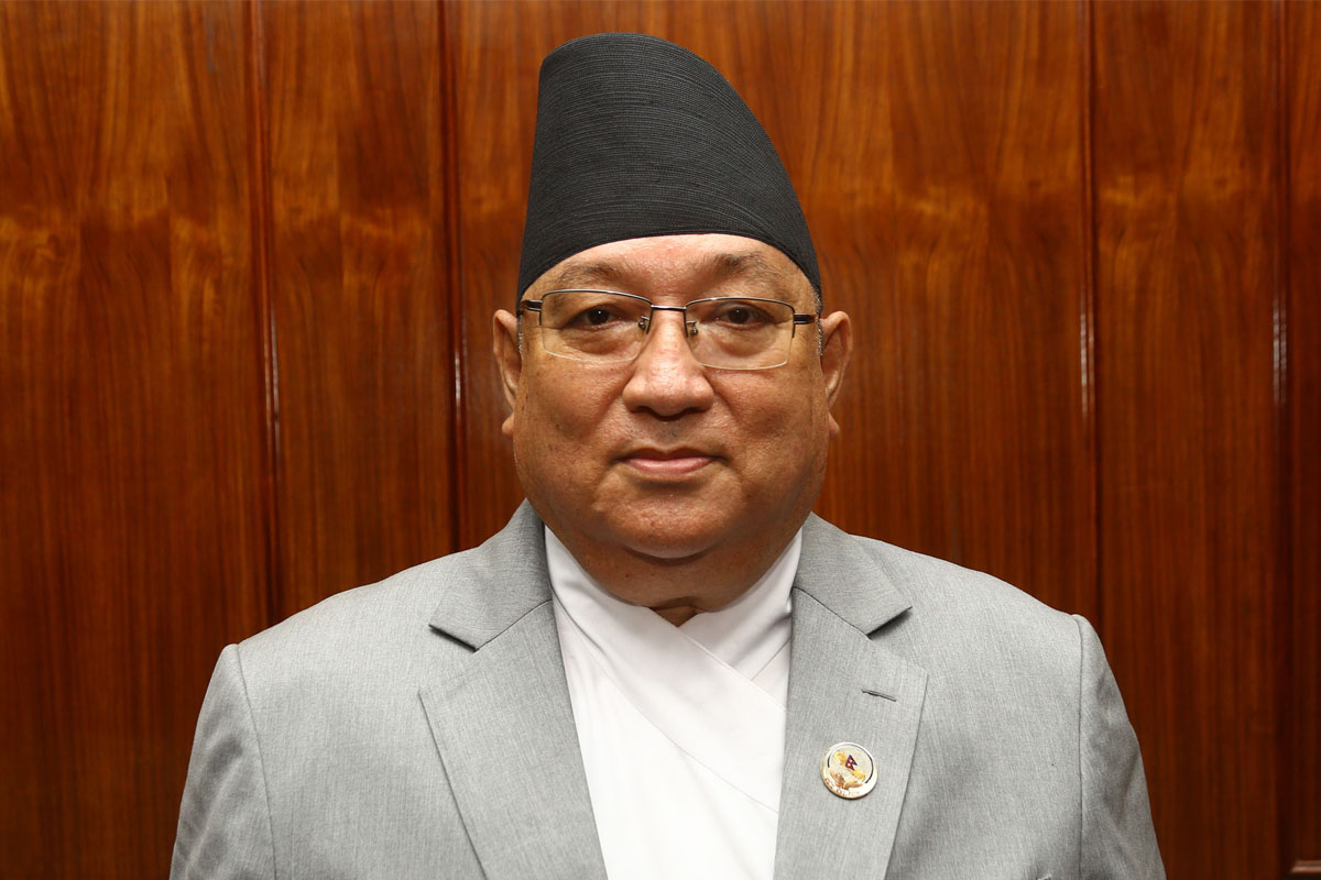 आफू स्वत: सांसद हुनुपर्ने मागसहित उमेश श्रेष्ठ निर्वाचन आयोगमा जाँदै